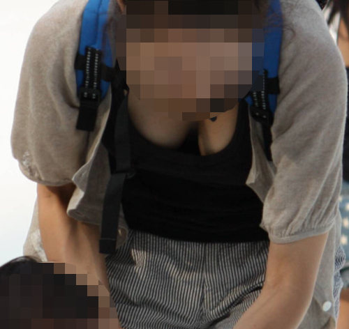 ママ友の胸チラ